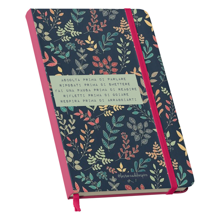 Taccuino Mi ascolto dell'album Un momento tutto per me di La stanza del respiro: copertina soft touch in 8 colori, con chiusura e segnalibro coordinati