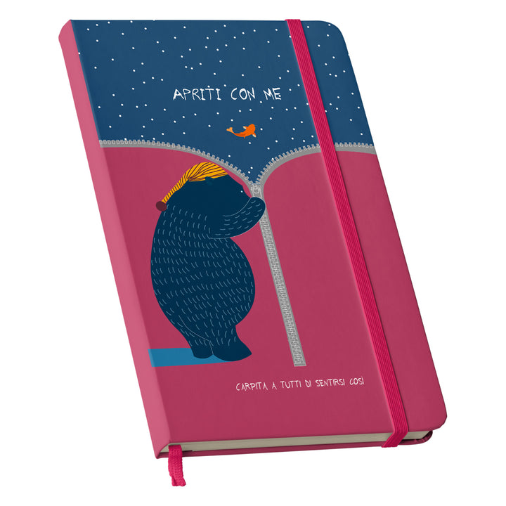 Taccuino Apriti con me dell'album Taccuini a tutti di Carpita A Tutti: copertina soft touch in 8 colori, con chiusura e segnalibro coordinati