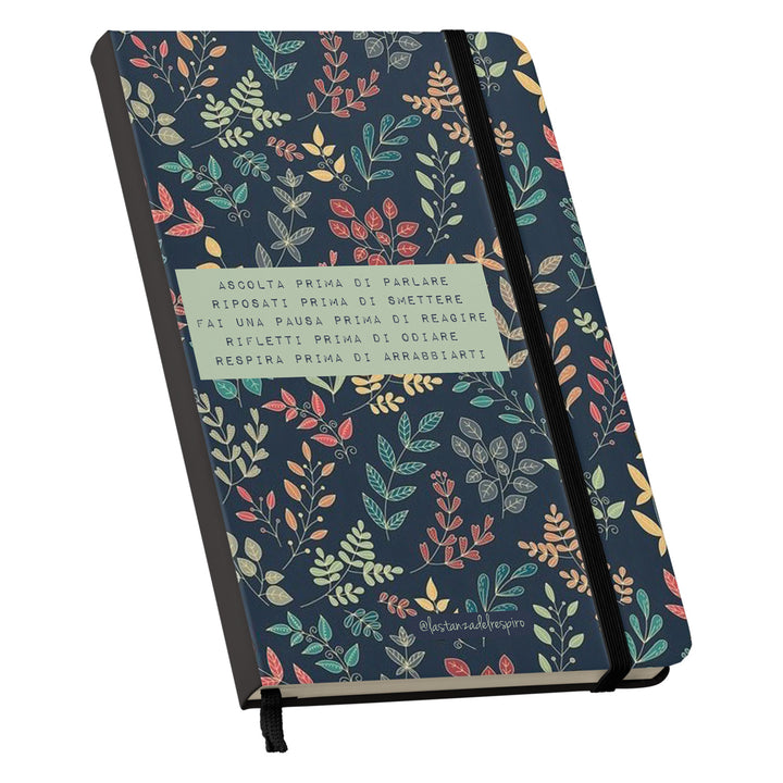 Taccuino Mi ascolto dell'album Un momento tutto per me di La stanza del respiro: copertina soft touch in 8 colori, con chiusura e segnalibro coordinati