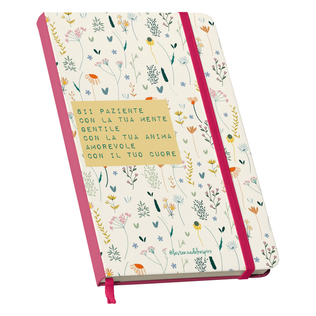 Taccuino Amorevole dell'album Un momento tutto per me di La stanza del respiro: copertina soft touch in 8 colori, con chiusura e segnalibro coordinati