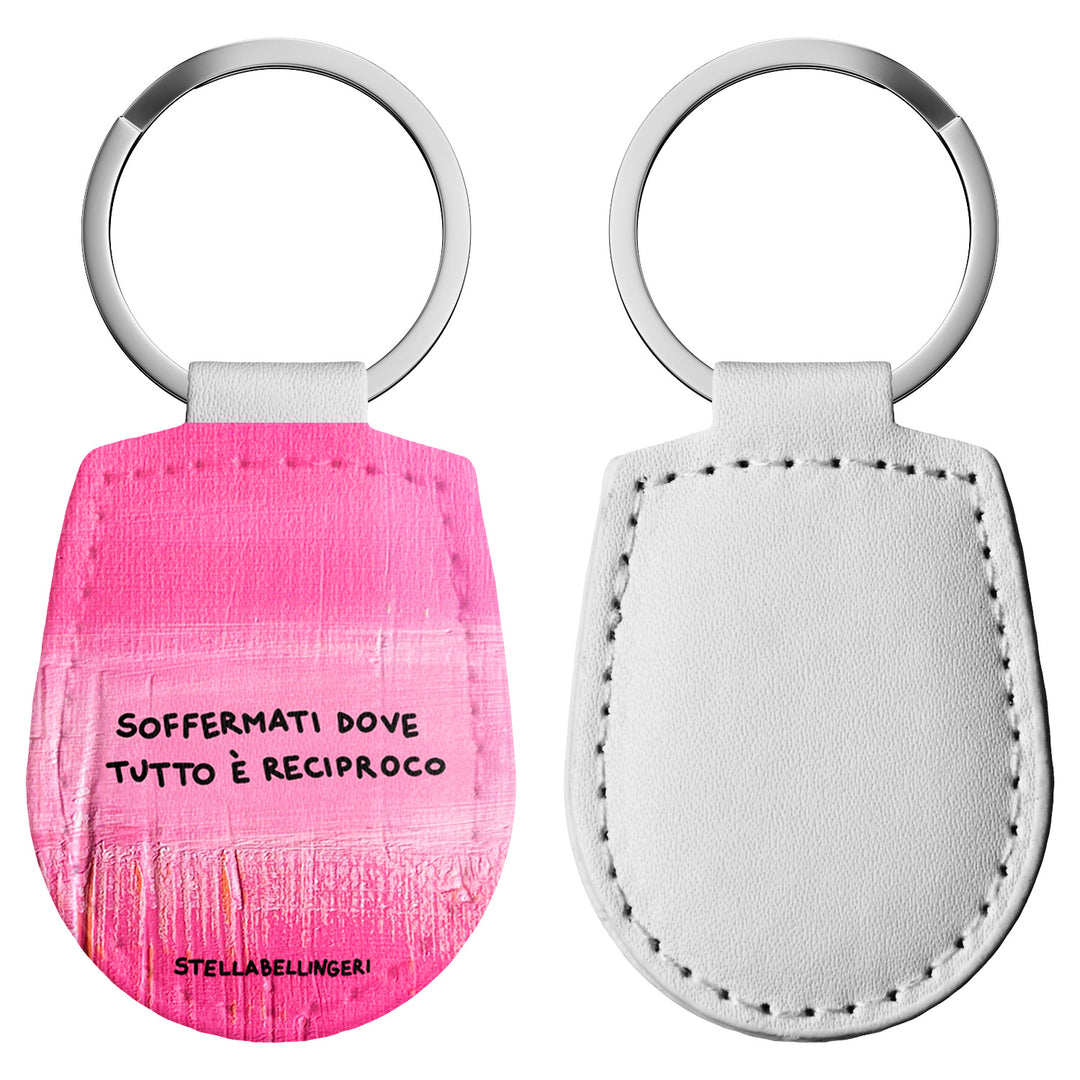 Portachiavi in pelle Soffermati dove tutto è reciproco dell'album Therapy Keyring di Stella Bellingeri con anello in metallo, Disponibili in 6 Colori, Stampa di Alta Qualità