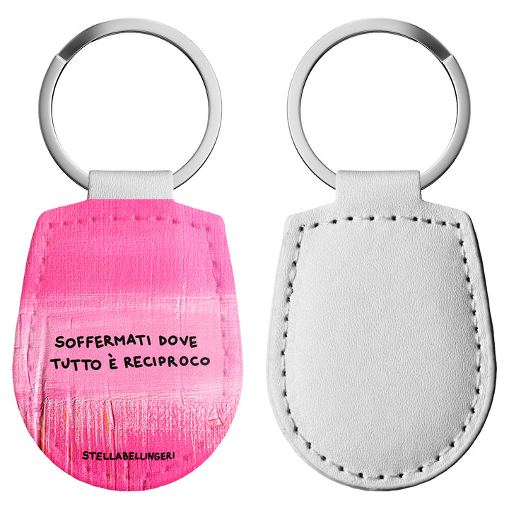 Portachiavi in pelle Soffermati dove tutto è reciproco dell'album Therapy Keyring di Stella Bellingeri con anello in metallo, Disponibili in 6 Colori, Stampa di Alta Qualità