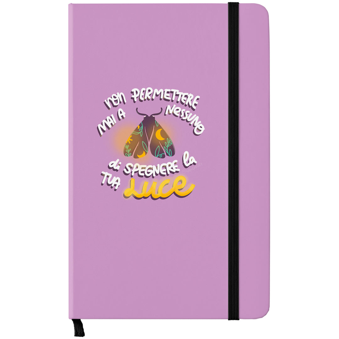 Taccuino Moth dell'album Witchy Wonder di WonderValy: copertina soft touch in 8 colori, con chiusura e segnalibro coordinati