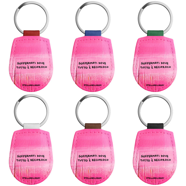 Portachiavi in pelle Soffermati dove tutto è reciproco dell'album Therapy Keyring di Stella Bellingeri con anello in metallo, Disponibili in 6 Colori, Stampa di Alta Qualità